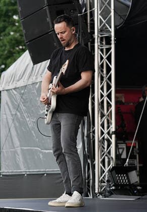 Revolverheld Open Air in Hirschberg-Leutershausen. Kristoffer Hünecke von Revolverheld live im Sportpark, Hirschberg-Leutershausen. Hirschberg-Leutershausen Sportpark Baden-Württemberg