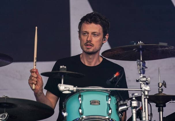 Revolverheld Open Air in Hirschberg-Leutershausen. Jakob Sinn von Revolverheld live im Sportpark, Hirschberg-Leutershausen. Hirschberg-Leutershausen Sportpark Baden-Württemberg