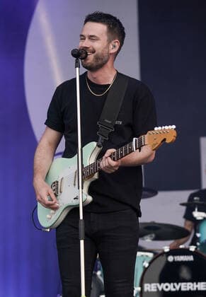 Revolverheld Open Air in Hirschberg-Leutershausen. Johannes Strate von Revolverheld live im Sportpark, Hirschberg-Leutershausen. Hirschberg-Leutershausen Sportpark Baden-Württemberg
