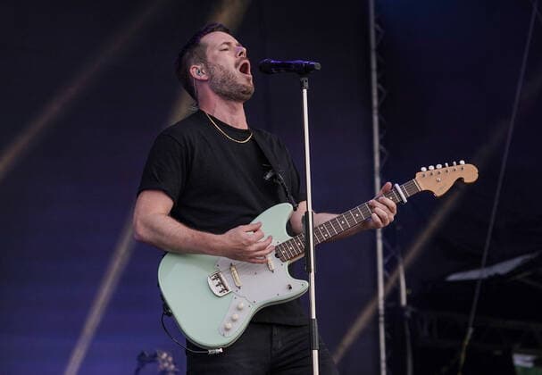 Revolverheld Open Air in Hirschberg-Leutershausen. Johannes Strate von Revolverheld live im Sportpark, Hirschberg-Leutershausen. Hirschberg-Leutershausen Sportpark Baden-Württemberg