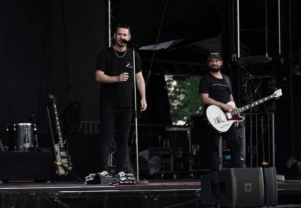 Revolverheld Open Air in Hirschberg-Leutershausen. Johannes Strate & Chris Rodriguez von Revolverheld live im Sportpark, Hirschberg-Leutershausen. Hirschberg-Leutershausen Sportpark Baden-Württemberg