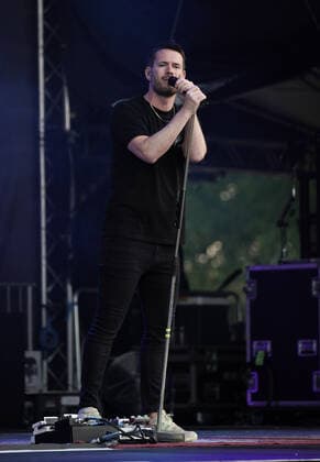 Revolverheld Open Air in Hirschberg-Leutershausen. Johannes Strate von Revolverheld live im Sportpark, Hirschberg-Leutershausen. Hirschberg-Leutershausen Sportpark Baden-Württemberg