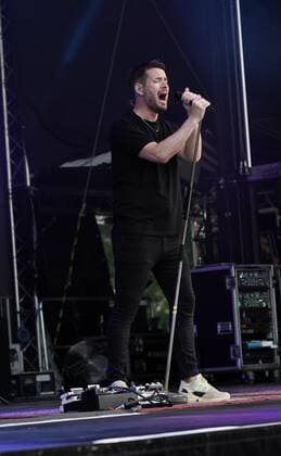 Revolverheld Open Air in Hirschberg-Leutershausen. Johannes Strate von Revolverheld live im Sportpark, Hirschberg-Leutershausen. Hirschberg-Leutershausen Sportpark Baden-Württemberg