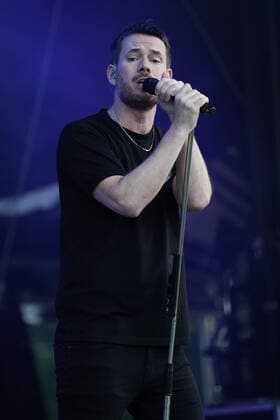 Revolverheld Open Air in Hirschberg-Leutershausen. Johannes Strate von Revolverheld live im Sportpark, Hirschberg-Leutershausen. Hirschberg-Leutershausen Sportpark Baden-Württemberg