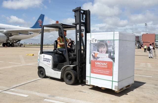 (210710) -- PHNOM PENH, July 10, 2021 -- An airport worker transports packages of Chinese COVID-19 vaccine at the Phnom Penh International Airport in Phnom Penh, Cambodia on July 10, 2021. Cambodia received new batches of Chinese COVID-19 vaccines, namely Sinovac and Sinopharm, on Saturday as the COVID-19 case total in the Southeast Asian nation neared the 60,000 mark. (Photo by Xinhua) CAMBODIA-PHNOM PENH-CHINA-VACCINE Phearum 