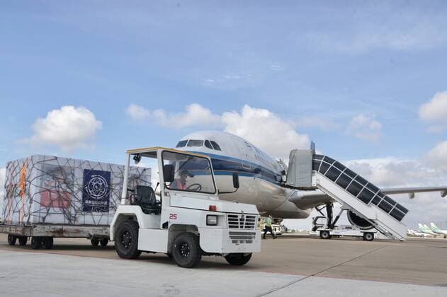 (210710) -- PHNOM PENH, July 10, 2021 -- An airport worker transports packages of Chinese COVID-19 vaccine at the Phnom Penh International Airport in Phnom Penh, Cambodia on July 10, 2021. Cambodia received new batches of Chinese COVID-19 vaccines, namely Sinovac and Sinopharm, on Saturday as the COVID-19 case total in the Southeast Asian nation neared the 60,000 mark. (Photo by Xinhua) CAMBODIA-PHNOM PENH-CHINA-VACCINE Phearum 