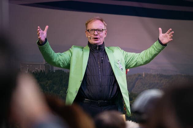 Uwe Steimle Der Kabarettist und Schauspieler Uwe Steimle zeigt sein programm Fludschen muß es an der Bergbaude Geisenhimmel Benshausen Thüringen DEUTSCHLAND *** Uwe Steimle The cabaret artist and actor Uwe Steimle shows his program Fludschen muss es an der Bergbaude Geisenhimmel Benshausen Thuringia GERMANY