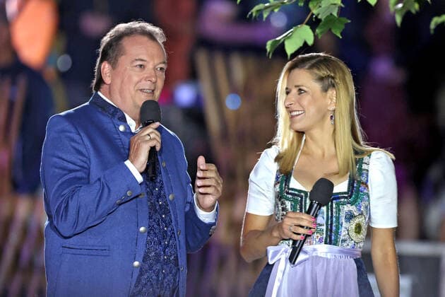ORF Wenn die Musi spielt . Moderator Arnulf Prasch und Sängerin Stefanie Hertel während der Generalprobe zum Musik Open Air Wenn die Musi spielt am 09.07.2021 in Bad Kleinkirchheim. 20210710BOS0052