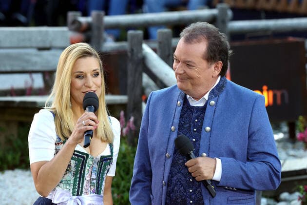ORF Wenn die Musi spielt . Moderator Arnulf Prasch und Sängerin Stefanie Hertel während der Generalprobe zum Musik Open Air Wenn die Musi spielt am 09.07.2021 in Bad Kleinkirchheim. 20210710BOS0008