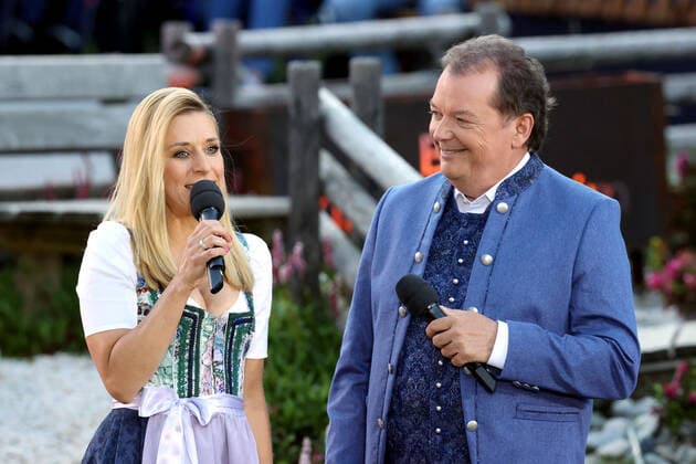 ORF Wenn die Musi spielt . Moderator Arnulf Prasch und Sängerin Stefanie Hertel während der Generalprobe zum Musik Open Air Wenn die Musi spielt am 09.07.2021 in Bad Kleinkirchheim. 20210710BOS0010