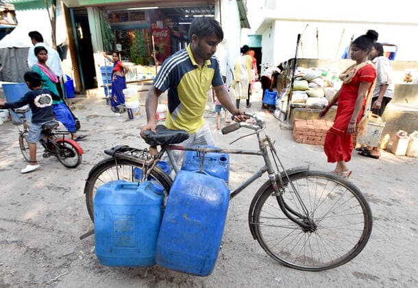 NEW DELHI, INDIA ? JULY 10: People gather to collect drinking water from a tanker in Sanjay camp, Chanakyapuri, on July 10, 2021 in New Delhi, India. The Aam Aadmi Party MLA said Haryana has been supplying about 100 million gallons less water per day, which has led to water crisis in NDMC areas, central, south, and west Delhi. (Photo by Sonu Mehta Hindustan Times ) Water Crisis In Delhi