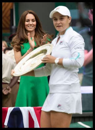Bilder des Jahres 2021, Entertainment 07 Juli Entertainment Bilder des Tages . 10 07 2021. London, United Kingdom. Kate Middleton, the Duchess of Cambridge presents the Ladies Singles title to Ashleigh Barty at the Wimbledon Tennis Championships in London.  xStephenxLockx xi-Imagesx IIM-22387-0155