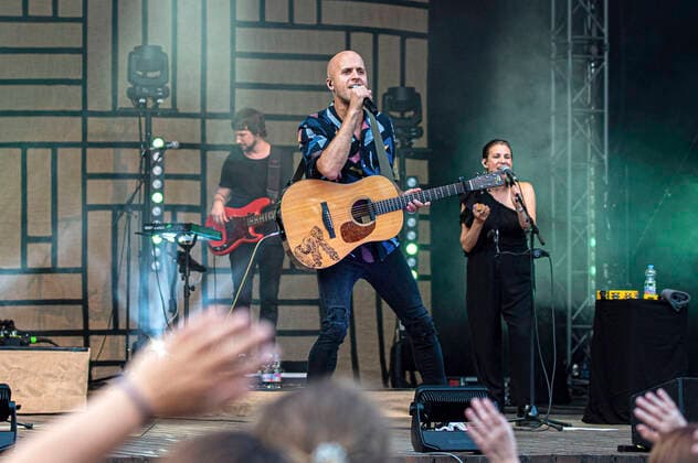Milow live beim Open Air in der Freilichtbühne Junge Garde. Dresden, 10.07.2021