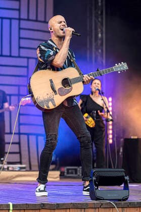 Milow live beim Open Air in der Freilichtbühne Junge Garde. Dresden, 10.07.2021
