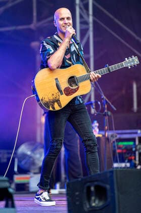 Milow live beim Open Air in der Freilichtbühne Junge Garde. Dresden, 10.07.2021