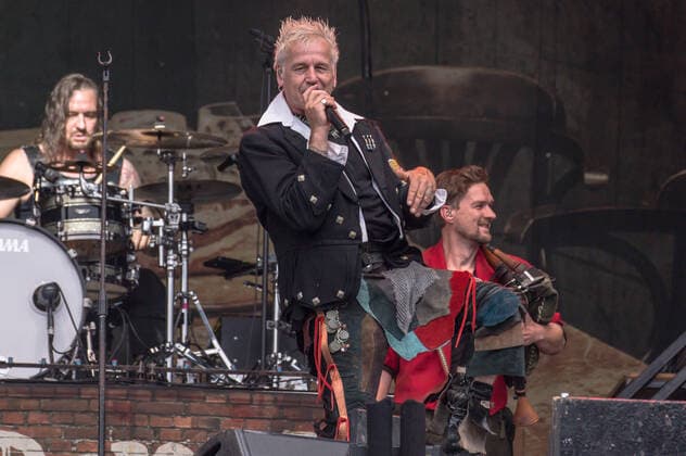 In Extremo Auftritt beim Strandkorb Open Air WIESBADEN 2021 In Extremo (kurz InEx) ist eine deutsche Band, die dem Mittelalter-Rock zugeordnet wird. Wiesbaden BRITA-Arena Rheinland-Pfalz