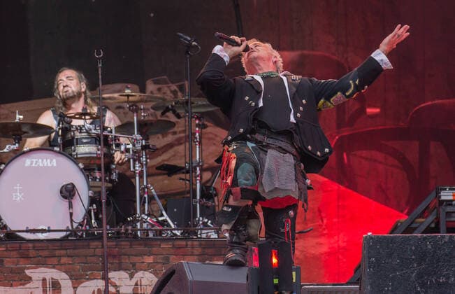 In Extremo Auftritt beim Strandkorb Open Air WIESBADEN 2021 In Extremo (kurz InEx) ist eine deutsche Band, die dem Mittelalter-Rock zugeordnet wird. Wiesbaden BRITA-Arena Rheinland-Pfalz