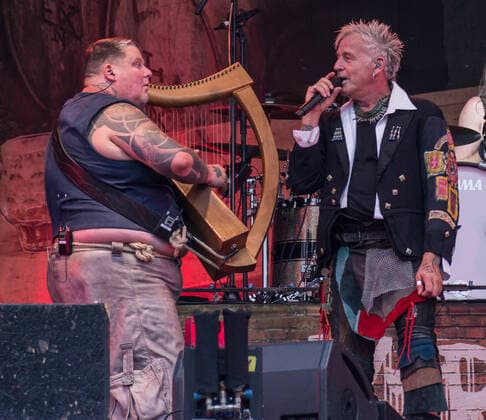 In Extremo Auftritt beim Strandkorb Open Air WIESBADEN 2021 In Extremo (kurz InEx) ist eine deutsche Band, die dem Mittelalter-Rock zugeordnet wird. Wiesbaden BRITA-Arena Rheinland-Pfalz
