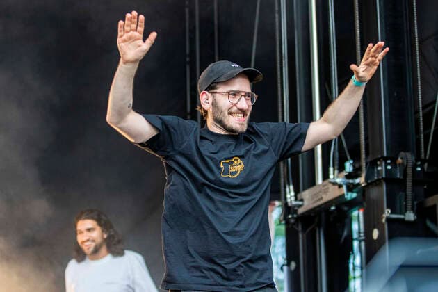 Jakob Amr von den Leoniden live beim Picknick Konzert auf der Zoopark Festwiese. Erfurt, 10.07.2021