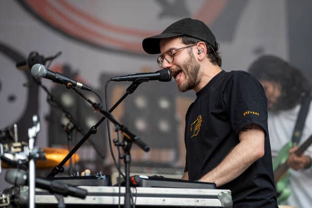 Jakob Amr von den Leoniden live beim Picknick Konzert auf der Zoopark Festwiese. Erfurt, 10.07.2021