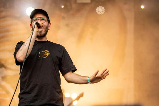 Jakob Amr von den Leoniden live beim Picknick Konzert auf der Zoopark Festwiese. Erfurt, 10.07.2021