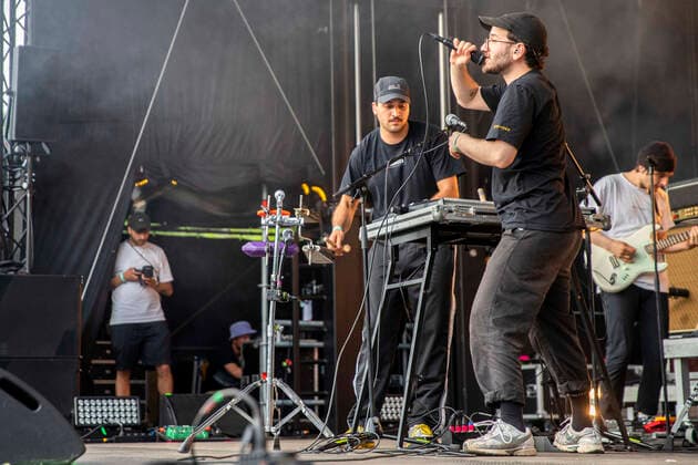 Djamin Izadi, Jakob Amr und Lennart Eicke von den Leoniden live beim Picknick Konzert auf der Zoopark Festwiese. Erfurt, 10.07.2021
