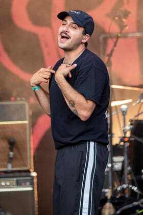 Djamin Izadi von den Leoniden live beim Picknick Konzert auf der Zoopark Festwiese. Erfurt, 10.07.2021