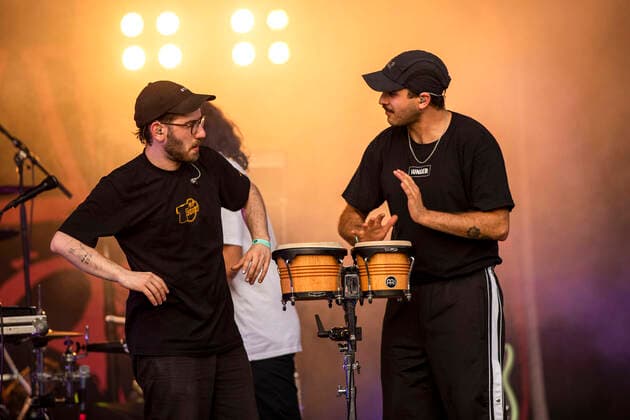 Jakob Amr und Djamin Izadi von den Leoniden live beim Picknick Konzert auf der Zoopark Festwiese. Erfurt, 10.07.2021