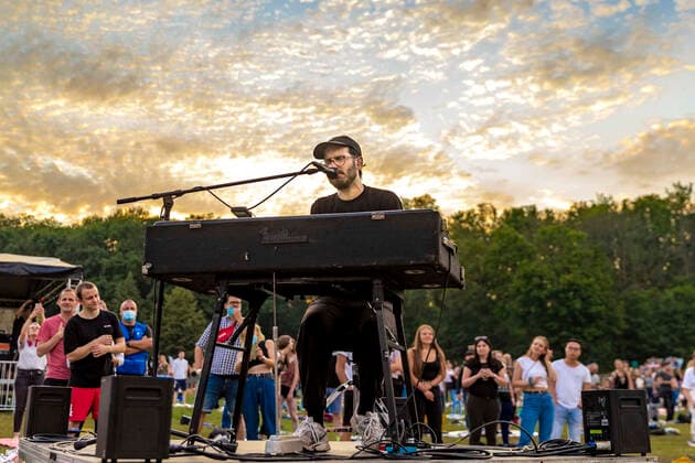 Jakob Amr von den Leoniden live beim Picknick Konzert auf der Zoopark Festwiese. Erfurt, 10.07.2021