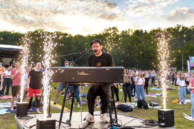 Entertainment Bilder des Tages Entertainment Bilder des Tages Jakob Amr von den Leoniden live beim Picknick Konzert auf der Zoopark Festwiese. Erfurt, 10.07.2021