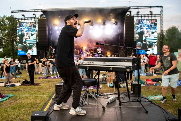 Jakob Amr von den Leoniden live beim Picknick Konzert auf der Zoopark Festwiese. Erfurt, 10.07.2021