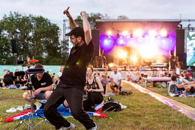 Jakob Amr von den Leoniden live beim Picknick Konzert auf der Zoopark Festwiese. Erfurt, 10.07.2021