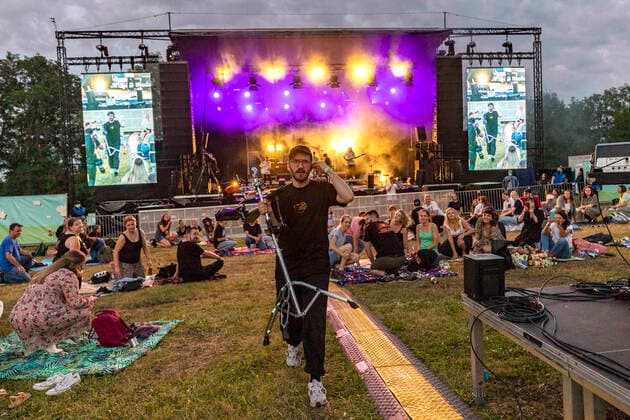 Jakob Amr von den Leoniden live beim Picknick Konzert auf der Zoopark Festwiese. Erfurt, 10.07.2021