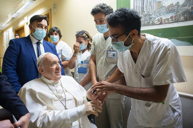 Bilder des Jahres 2021, News 07 Juli News Bilder des Tages July 11, 2021 : Pope Francis speaks with a doctor at the Gemelli Hospital, in Rome, where he is recovering from colon surgery  Copyright: x VATICANxMEDIAx CPPx xIPAx x CatholicxPressxPhotox