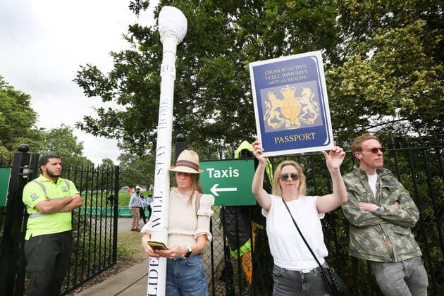 News Bilder des Tages July 11, 2021, London, United Kingdom: Laurence Fox (L) holds a giant swab outside Centre Court during the demonstration..Demonstrators protest outside Wimbledon tennis tournament on Men s Finals Day as they call for freedom of choice, medical freedom with no Covid checks necessary to gain access to major sporting events and no vaccine passports. London United Kingdom - ZUMAs197 20210711_zaa_s197_151 Copyright: xMartinxPopex