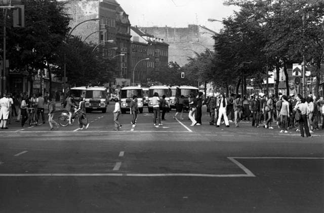 Potsdamer Str.,22.9.1981 Der rechte Innensenator Heinrich Lummer (CDU) ließ am 22.9.1981 acht besetzte Häuser in der Bülowstr. 89, Winterfeldtstr. 20 22 24 (Schöneberg), Knobelsdorffstr. 40 42 (Charlottenburg), Dieffenbachstr. 27 (Kreuzberg) und Hermsdorfer Str. 4 (Reinickendorf) räumen und gab eine Pressekonferenz im geräumten Haus Bülowstr. 89, wo er sich provokativ auf dem Balkon zeigte. Die Polizei begann mit Schlagstöcken die Protestierenden in den fließenden Verkehr der Potsdamer Str. zu treiben. Dabei geriet der 18-jährige Klaus-Jürgen Rattay unter der Bülowbrücke unter einen BVG-Bus und wurde 80 m mitgeschleift. Er starb noch bevor der Krankentransport kam. *** Potsdamer Str, 22 9 1981 The right-wing Senator of the I