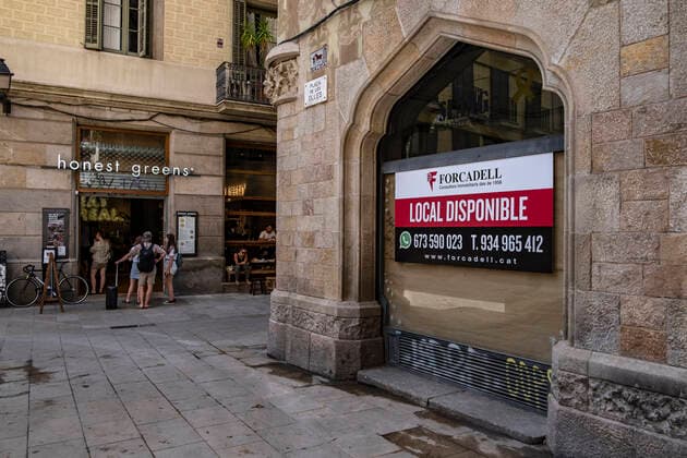 July 11, 2021, Barcelona, Spain: View of a commercial advertisement of an available commercial space is seen in the Plaza de les Olles..Barcelona suffers the effects of the fifth wave of the coronavirus with more than 8,000 new cases in the last 24 hours, predominantly of the delta variant. New restrictive measures will be taken in the next few hours. Barcelona Spain - ZUMAs197 20210711_zaa_s197_232 Copyright: xPacoxFreirex