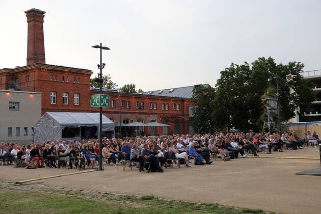 Publikum beim Konzert von Alexander Scheer, Andreas Dresen und Band am Waschhaus in Potsdam, 11. Juli 2021. Waschhaus Open Air
