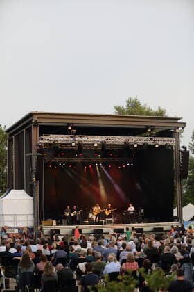 Alexander Scheer, Andreas Dresen und Band bei einem Konzert am Waschhaus in Potsdam, 11. Juli 2021. Waschhaus Open Air