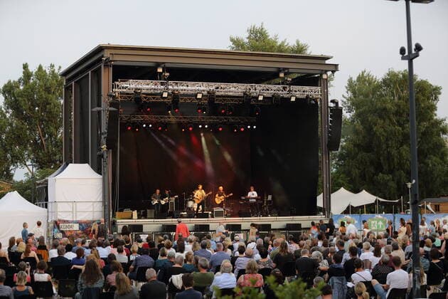 Alexander Scheer, Andreas Dresen und Band bei einem Konzert am Waschhaus in Potsdam, 11. Juli 2021. Waschhaus Open Air