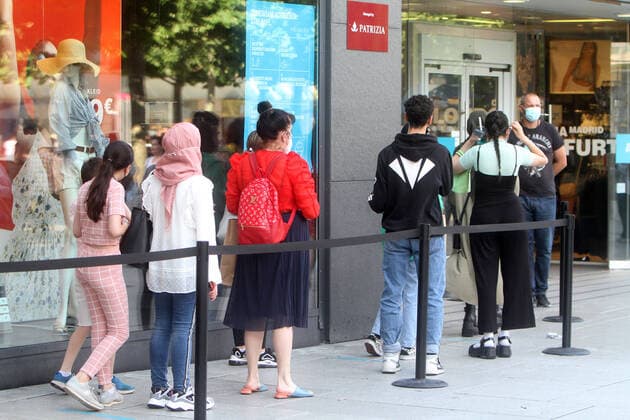 Eine lange Warteschlange steht in Frankfurt vor dem Modegeschäft Primark in der Einkaufsstraße und Fußgängerzone Zeil nd wartet geduldig auf Einlass, Hessen, Deutschland *** A long queue stands in front of the Primark fashion store in the Zeil shopping street and pedestrian zone in Frankfurt nd patiently waits to be let in, Hesse, Germany