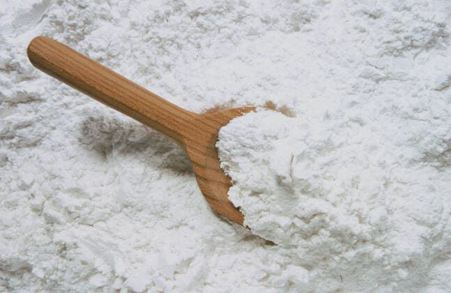 IMAGO Creative, Food, Tapioka Mehl, Tapiokamehl, Tapiokamehl ist vor allem in Südamerika ein gängiges Produkt in der alltäglichen Küche. Gewonnen wird es aus der Maniokpflanze, deren Knollen reich an Stärke sind Flour, tapioca flour, tapioca flour is a common product in everyday cooking, especially in South America. It is obtained from the cassava plant, whose tubers are rich in starch (Aufnahmedatum nicht angegeben) 1f-939090x