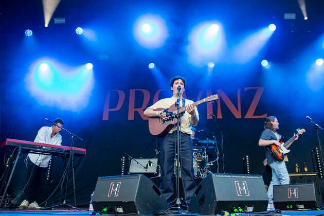 Robin Schmid, Vincent Waizenegger und Moritz Bösing von Provinz live beim Picknick Konzert auf der Zoopark Festwiese. Erfurt, 11.07.2021
