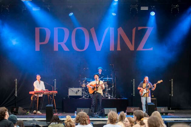 Robin Schmid, Vincent Waizenegger, Leon Sennewald und Moritz Bösing von Provinz live beim Picknick Konzert auf der Zoopark Festwiese. Erfurt, 11.07.2021