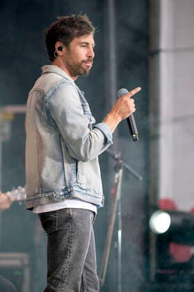 Max Giesinger live im Rahmen der Konzertreihe Back on Stage auf der Gilde Parkbühne. Hannover, 11.07.2021