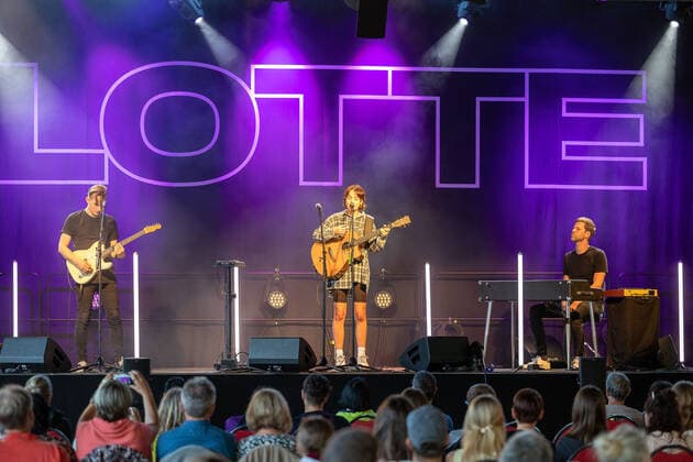 Tuebingen Tuebingen; Konzert; Festival; Tanks Giving Festival; Vaddi Concerts; Coronakonzert; Panzerhalle; Franzoesisches Viertel; Event Die Ravensburgerin Lotte singt in der Tuebinger Panzerhalle zusammen mit kleiner Band beim Taanks Giving Festival 2021. Copyright: xDennisxDuddek xEibnerxPressefotox EP_DDU