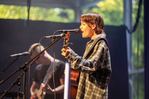 Tuebingen Tuebingen; Konzert; Festival; Tanks Giving Festival; Vaddi Concerts; Coronakonzert; Panzerhalle; Franzoesisches Viertel; Event Die Ravensburgerin Lotte singt in der Tuebinger Panzerhalle zusammen mit kleiner Band beim Taanks Giving Festival 2021. Copyright: xDennisxDuddek xEibnerxPressefotox EP_DDU