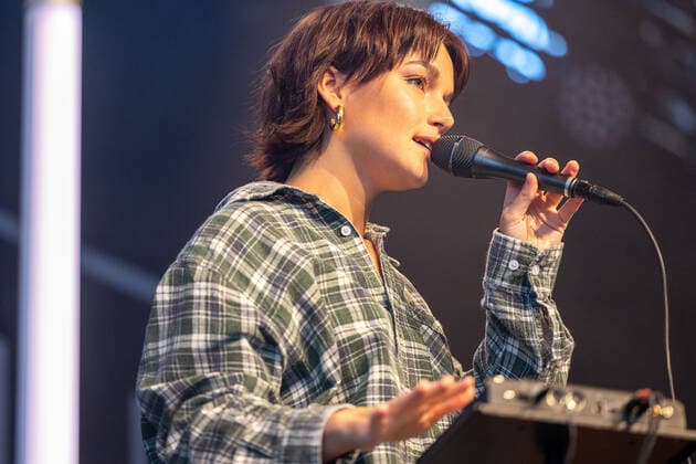 Tuebingen Tuebingen; Konzert; Festival; Tanks Giving Festival; Vaddi Concerts; Coronakonzert; Panzerhalle; Franzoesisches Viertel; Event Die Ravensburgerin Lotte singt in der Tuebinger Panzerhalle zusammen mit kleiner Band beim Taanks Giving Festival 2021. Copyright: xDennisxDuddek xEibnerxPressefotox EP_DDU