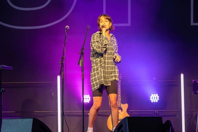 Tuebingen Tuebingen; Konzert; Festival; Tanks Giving Festival; Vaddi Concerts; Coronakonzert; Panzerhalle; Franzoesisches Viertel; Event Die Ravensburgerin Lotte singt in der Tuebinger Panzerhalle zusammen mit kleiner Band beim Taanks Giving Festival 2021. Copyright: xDennisxDuddek xEibnerxPressefotox EP_DDU