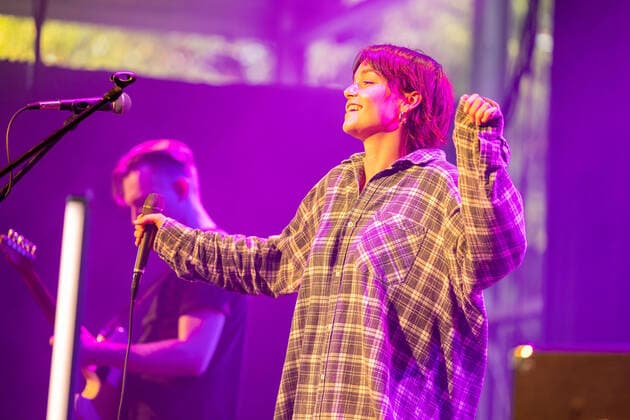 Entertainment Bilder des Tages Tuebingen Tuebingen; Konzert; Festival; Tanks Giving Festival; Vaddi Concerts; Coronakonzert; Panzerhalle; Franzoesisches Viertel; Event Die Ravensburgerin Lotte singt in der Tuebinger Panzerhalle zusammen mit kleiner Band beim Taanks Giving Festival 2021. Copyright: xDennisxDuddek xEibnerxPressefotox EP_DDU
